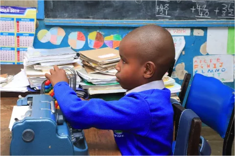 Wesley Muturi, de 6 años, en su clase en la escuela primaria Kilimani en Nairobi, usando un ábaco para contar