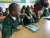 Dos estudiantes sordos que aprenden con libros de texto accesibles en un aula en Nairobi, Kenia