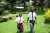 Jane Drichiru y George Ntakimanye caminando a través de su complejo escolar en Gulu High School.