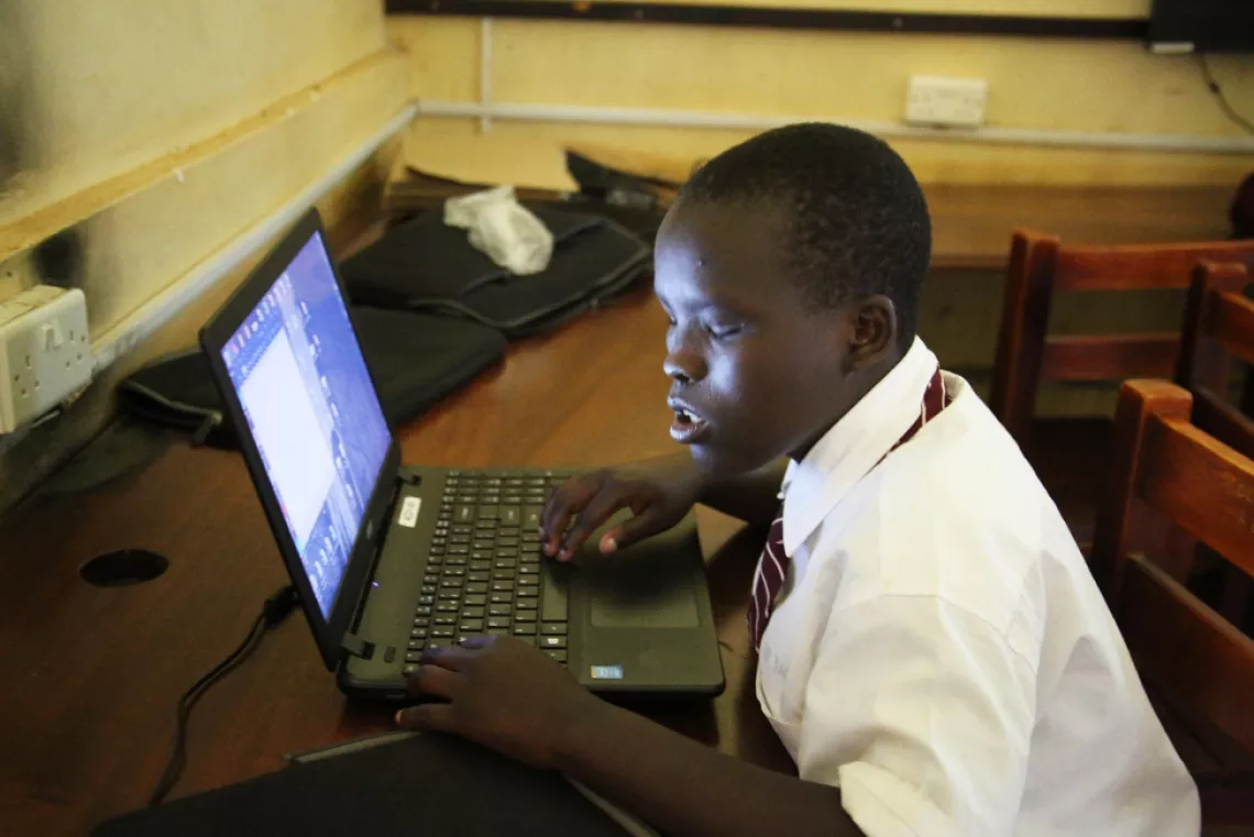 George Ntakimanye, estudiante ciego de 14 años, usa un ordenador portátil.