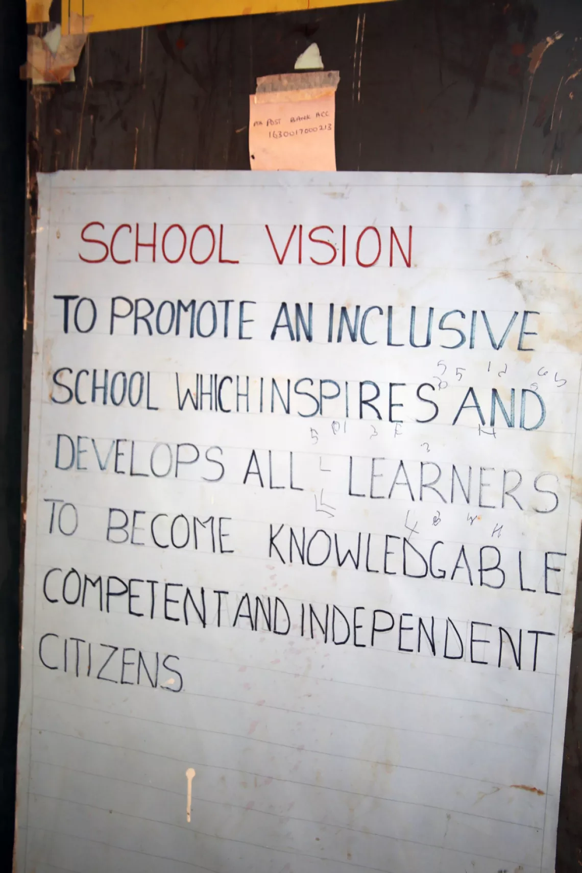 La visión de la escuela Kamurasi: promover una escuela inclusiva, que sea fuente de inspiración y desarrollo para que todas y todos los estudiantes tengan conocimientos y sean ciudadanos competentes e independientes.