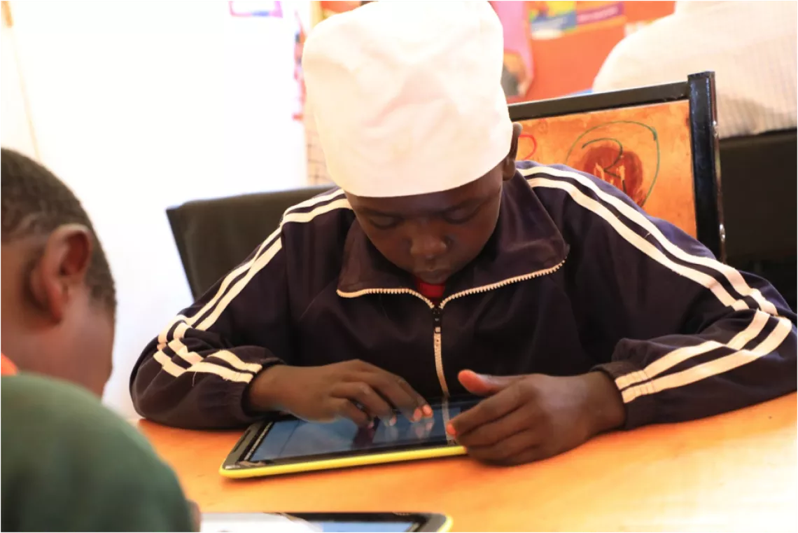 Frank se familiariza con su nuevo libro de texto digital accesible instalado en una tableta proporcionada por el Gobierno de Kenya como parte del proyecto de alfabetización digital.